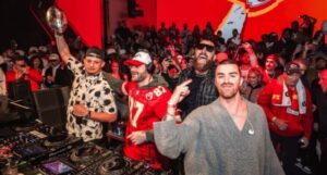 A moment to remember!!! This is how Travis Kelce INTRODUCED Taylor to all his friends…k